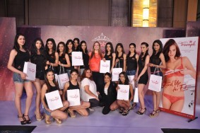 lacenlingerie_Mrs. Jennifer Kapasi – Head of Operations, Triumph India along with the contestants