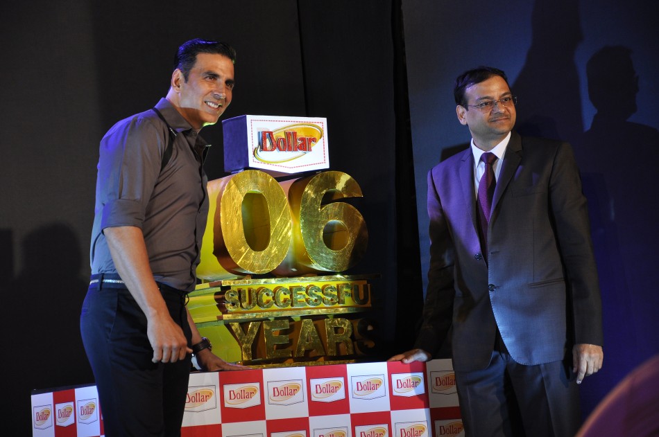 lacenlingerie_Akshay Kumar with Vinod Kumar Gupta, MD, Dollar Industries