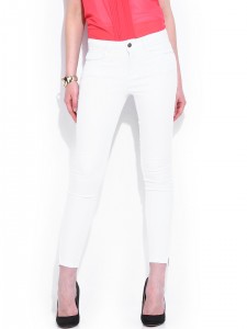 A Lady in White Skinny Fit Jeans