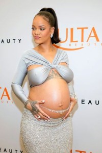 0_Rihanna-Celebrates-The-Launch-of-Fenty-Beauty-at-Ulta-Beauty